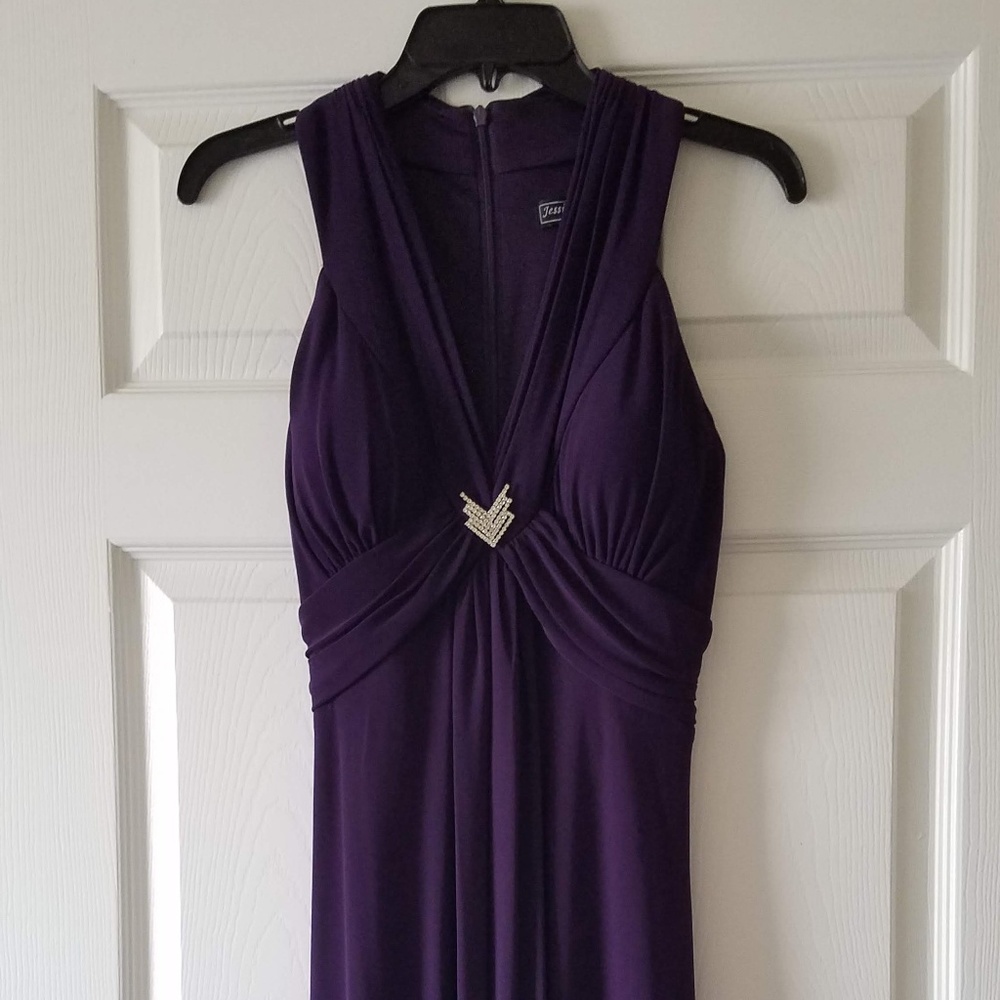 Jessica Howard Evening sleeveless V- neck dress.
